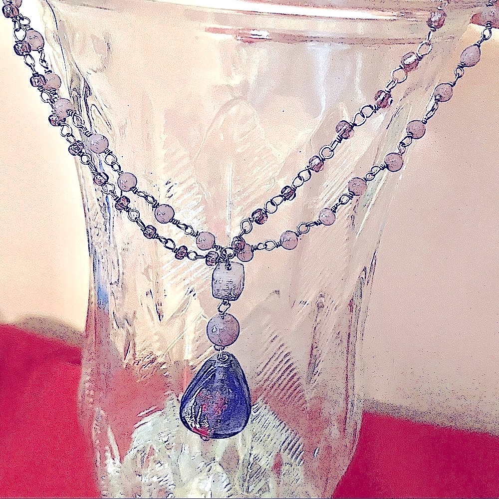 HP🎉 Beautiful Blue pendant necklace w/beaded accept